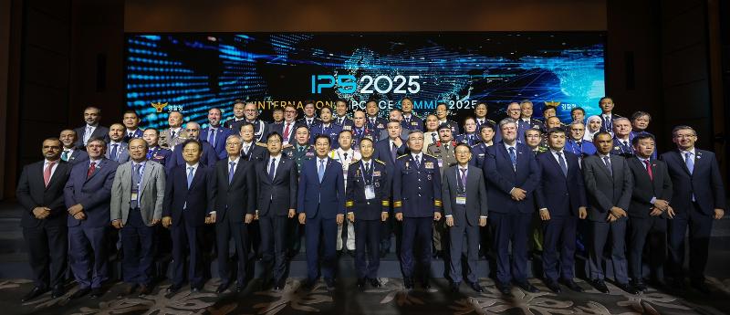 Para pimpinan kepolisian dari berbagai negara terlihat sedang berfoto di IPS (Konferensi Tingkat Tinggi Polisi Internasional) ke-5 yang digelar pada tanggal 21 Oktober 2025 di Hotel Conrad, Yeouido, Seoul. (Badan Kepolisian Nasional Korea)