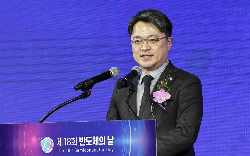 Wakil Menteri Perindustrian, Perdagangan, dan Sumber Daya Moon Shinhak terlihat sedang berpidato dalam peringatan Hari Semikonduktor ke-18 yang digelar pada tanggal 22 Oktober 2025 di Grand InterContinental Seoul Parnas, Gangnam-gu, Seoul. (Kementerian Perindustrian, Perdagangan, dan Sumber Daya)