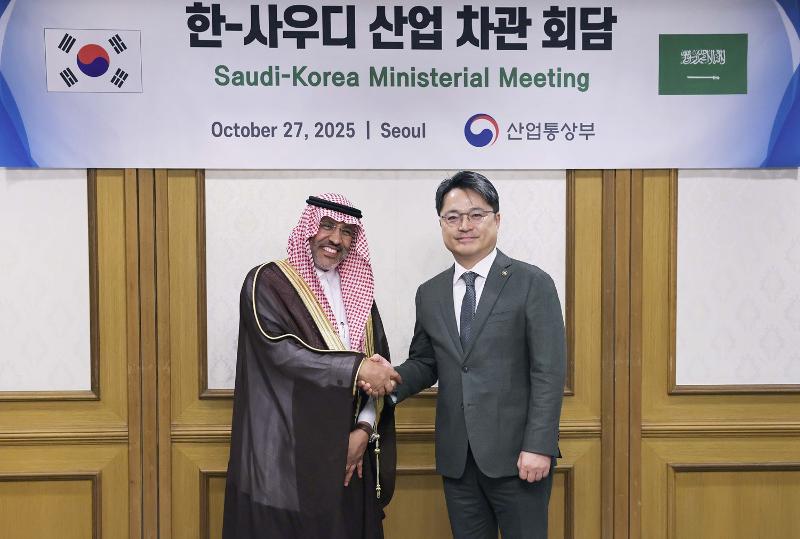 Wakil Menteri Perindustrian, Perdagangan, dan Sumber Daya, Moon Shin-hak (kanan), berfoto bersama Wakil Menteri Perindustrian dan Sumber Daya Mineral Arab Saudi, Abdullah bin Ali Al-Ahmari, sebelum Pertemuan Tingkat Kementerian Industri Korea dan Arab Saudi yang digelar pada tanggal 27 Oktober 2025 di Kompleks Pemerintahan Seoul, Jongno-gu, Kota Seoul. (Kementerian Perindustrian, Perdagangan, dan Sumber Daya)   