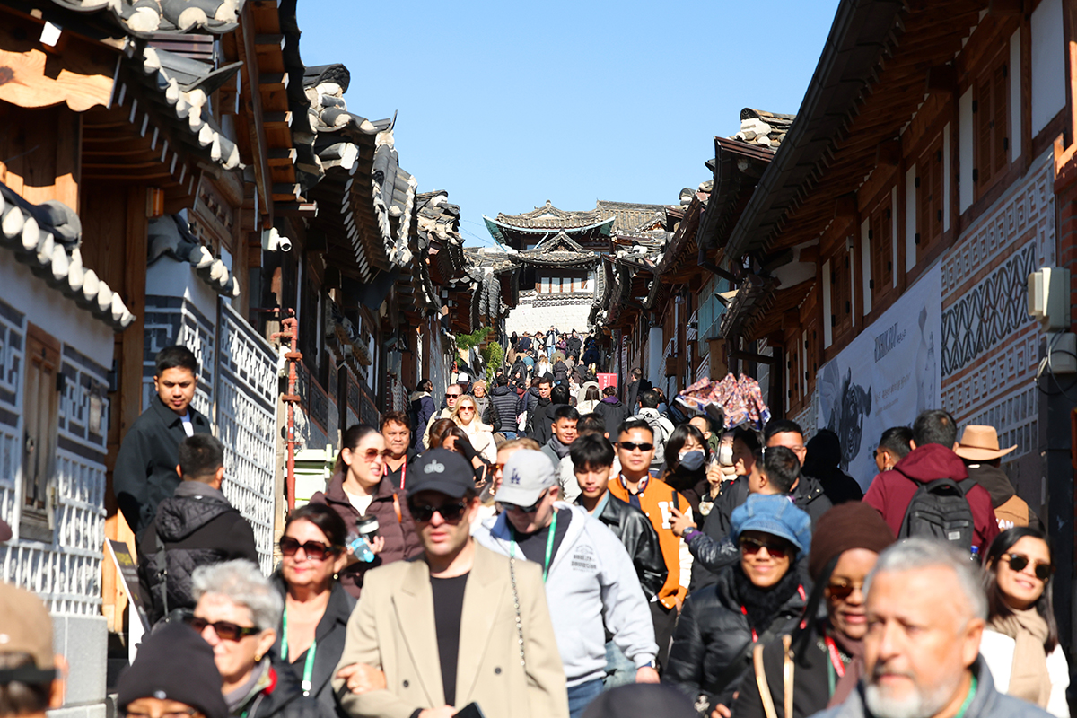 Pada tanggal 3 November 2025 wisatawan asing terlihat sedang mengunjungi Desa Hanok Bukchon di Jongno-gu, Seoul. Hingga September 2025, jumlah wisatawan asing yang datang ke Korea mencapai sekitar 14,08 juta orang, sehingga perhatian kini tertuju pada apakah target 20 juta wisatawan asing tahun ini dapat tercapai. (Lee Jeong Woo)