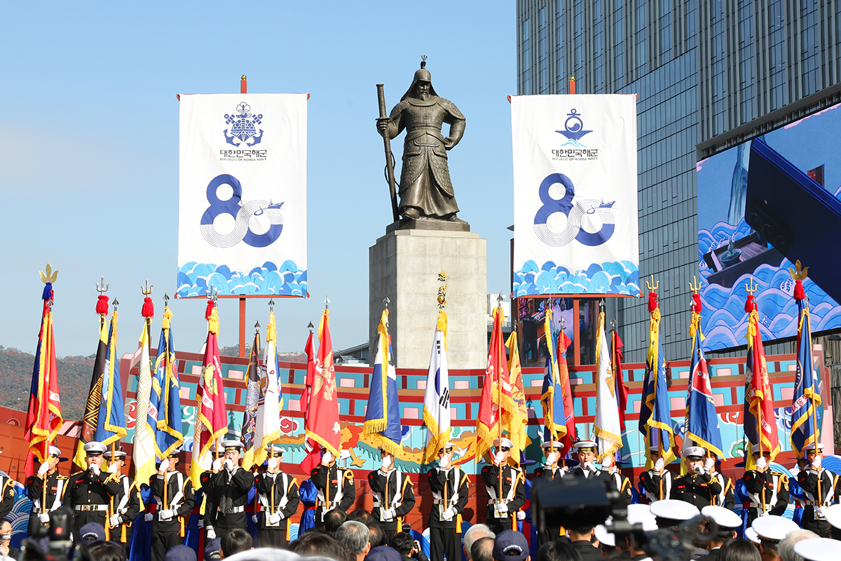 Upacara peringatan 80 tahun pembentukan Angkatan Laut Republik Korea digelar pada tanggal 11 November 2025 di depan Patung Jenderal Yi Sun-sin yang berada di Alun-alun Gwanghwamun, Jongno-gu, Kota Seoul. Tanggal 11 November ditetapkan sebagai tanggal pembentukan Angkatan Laut Republik Korea untuk memperingati pembentukan Grup Pertahanan Laut pada tanggal 11 November 1945 oleh Sohn Won-yil, Kepala Staf Angkatan Laut pertama, bersama para pendiri untuk menjaga dan melindungi laut Korea. (Lee Jeong Woo)