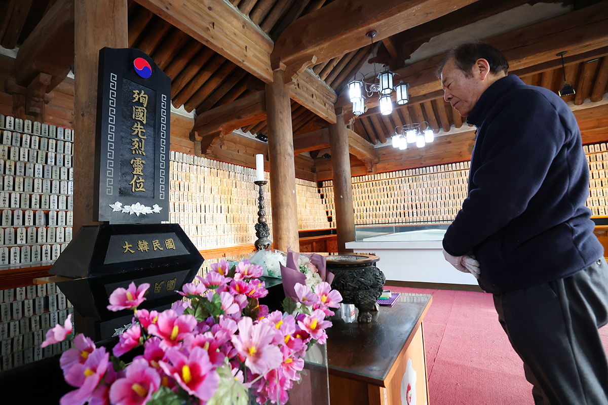 Seorang warga terlihat sedang menundukkan kepala untuk mengenang para pahlawan di depan tablet memorial para patriot yang gugur, di Gedung Independen Taman Kemerdekaan Seodaemun, Seodaemun-gu, Seoul, pada tanggal 17 November 2025, bertepatan dengan peringatan Hari Pahlawan Kemerdekaan ke-86. Hari Pahlawan Kemerdekaan ditetapkan untuk mengenang pengorbanan para pahlawan kemerdekaan yang gugur selama masa penjajahan Jepang. (Lee Jeong Woo) <p><br /></p>