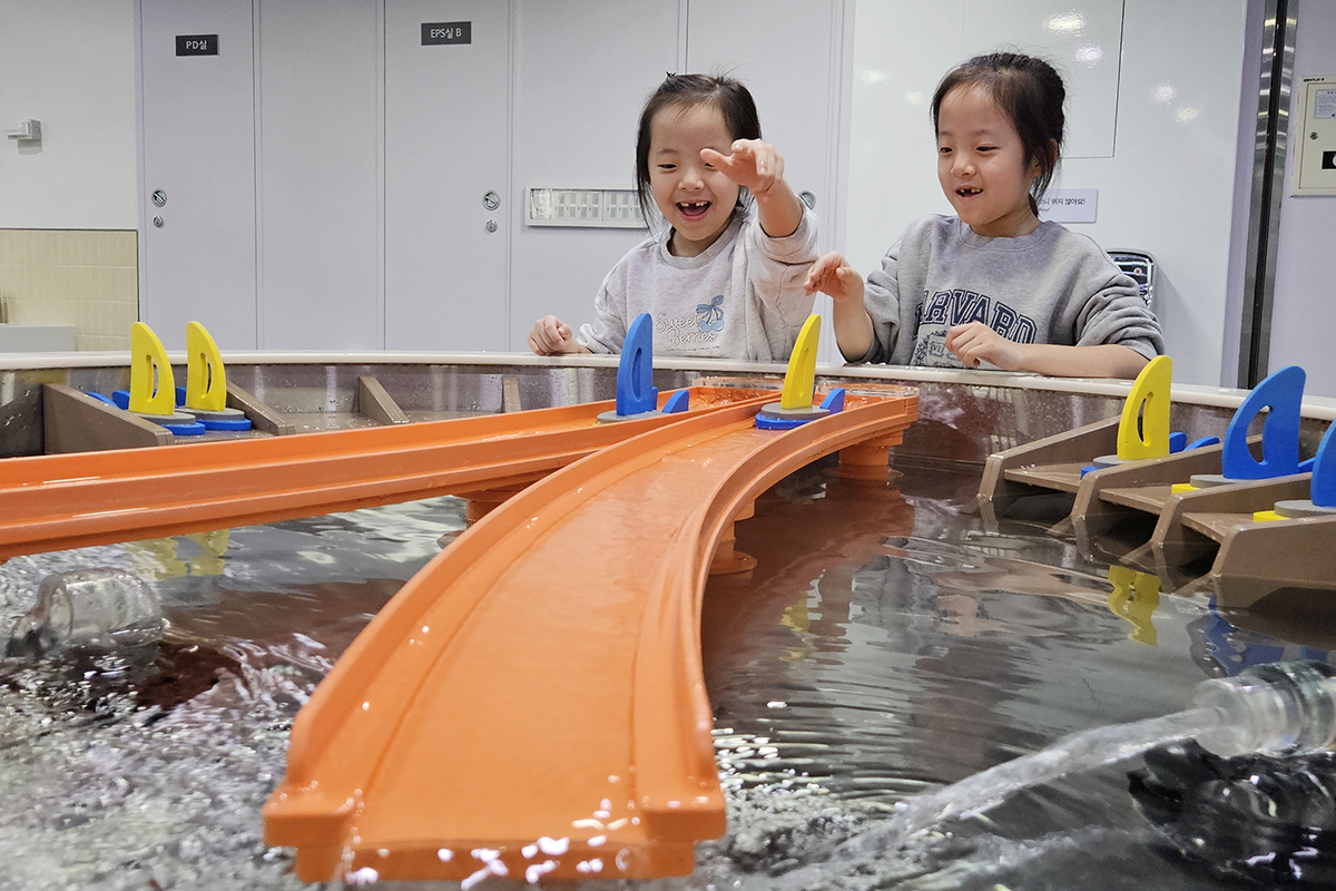 Dua orang anak terlihat sedang bermain air pada tanggal 20 November 2025 di Museum Anak-anak Seoul, Gwangjin-gu, Kota Seoul. Tanggal 20 November setiap tahunnya diperingati sebagai Hari Anak Sedunia untuk mengakui dan melindungi hak-hak asasi anak-anak. (Lee Jeong Woo)