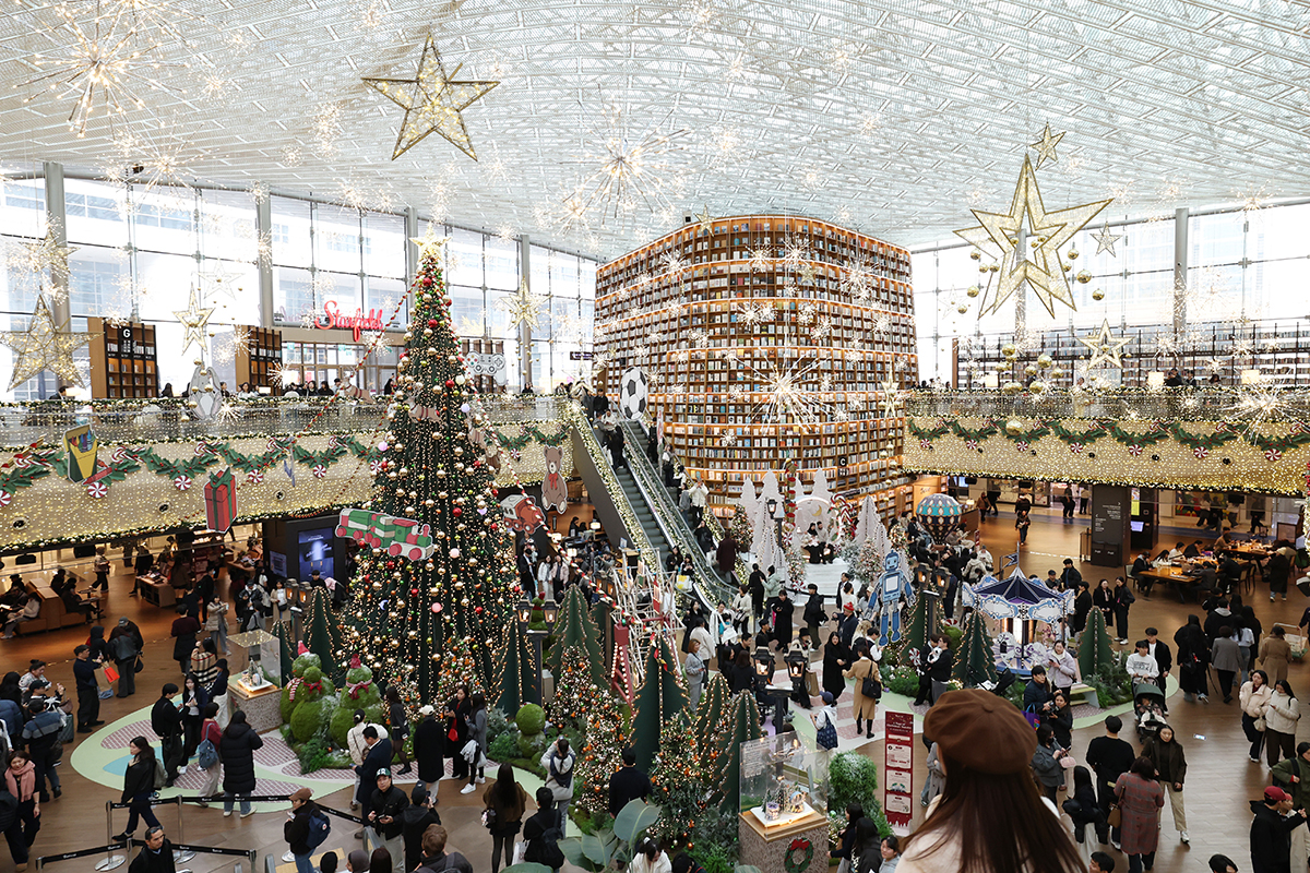 Warga Seoul terlihat menikmati suasana natal yang meriah pada tanggal 26 November 2025 di Starfield Library COEX, Gangnam-gu, Kota Seoul. (Lee Jeong Woo)
