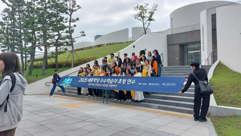 Para peserta yang terbagi dalam beberapa grup berfoto bersama di depan Museum Nasional Sistem Penulisan Dunia, Korea.