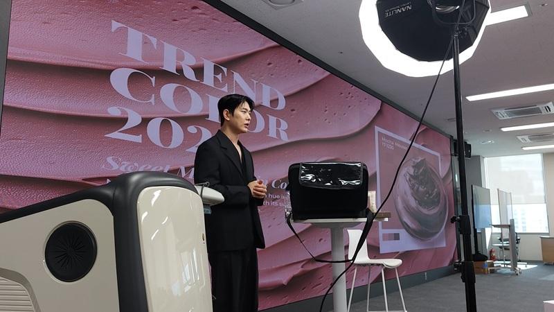 Aiden Park, pakar rias wajah sekaligus kreator konten kecantikan asal Korea, memandu kelas budaya bertema K-Beauty.