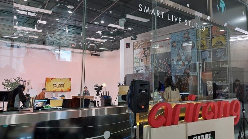 Smart Live Studio merupakan studio terbuka di Arirang TV, tempat pengunjung dapat menyaksikan secara langsung proses penayangan salah satu program dari balik kaca.