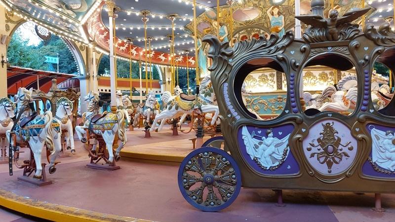 Potret wahana komidi putar di taman hiburan Everland, salah satu dari lima atraksi utama yang direkomendasikan dalam program ini.