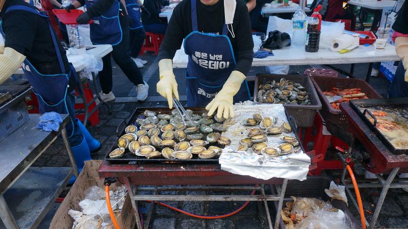 Salah satu hidangan laut yang menarik banyak minat pengunjung adalah abalone bakar.