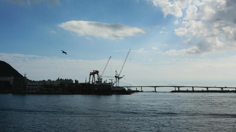 Pengunjung dapat menikmati pemandangan laut dari pelataran belakang Pasar Jagalchi. 