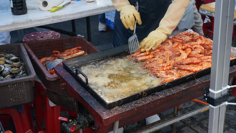 Udang goreng dengan ukuran besar berhasil menggunggah selera pengunjung. 