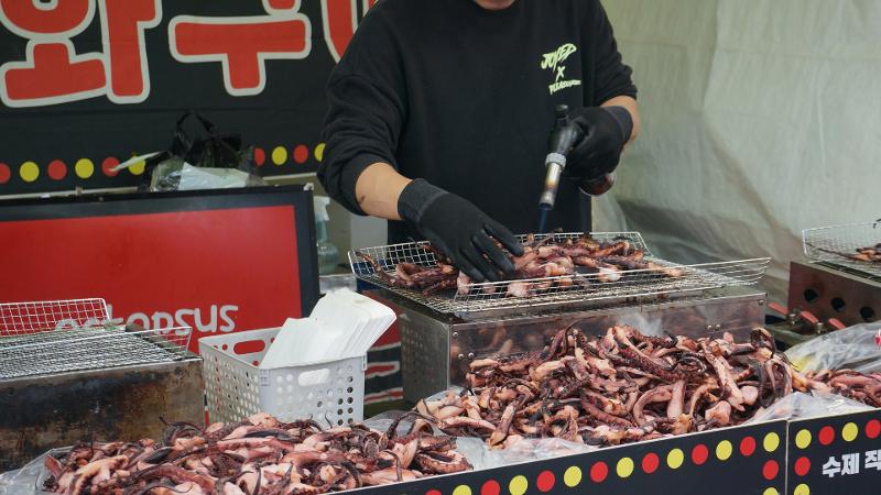 Kedai gurita bakar menjadi salah satu stan yang banyak dikunjungi oleh wisatawan.  