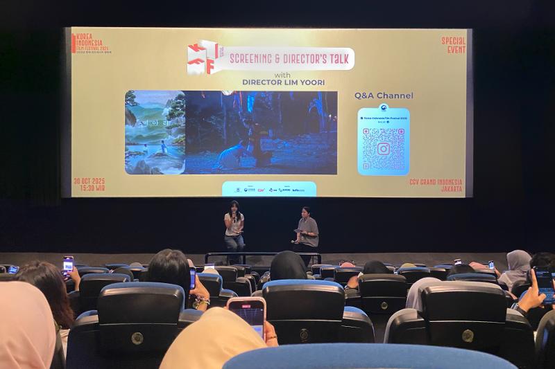 Lim Yoori sedang berbagi cerita di balik film Forest of Echoes. (Annisa Alifadhila) 
