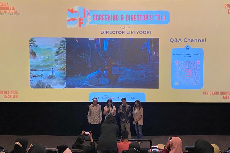 Lim Yoori berfoto bersama perwakilan dari KCCI dan Kedutaan Besar Republik Korea untuk Republik Indonesia. (Annisa Alifadhila) 