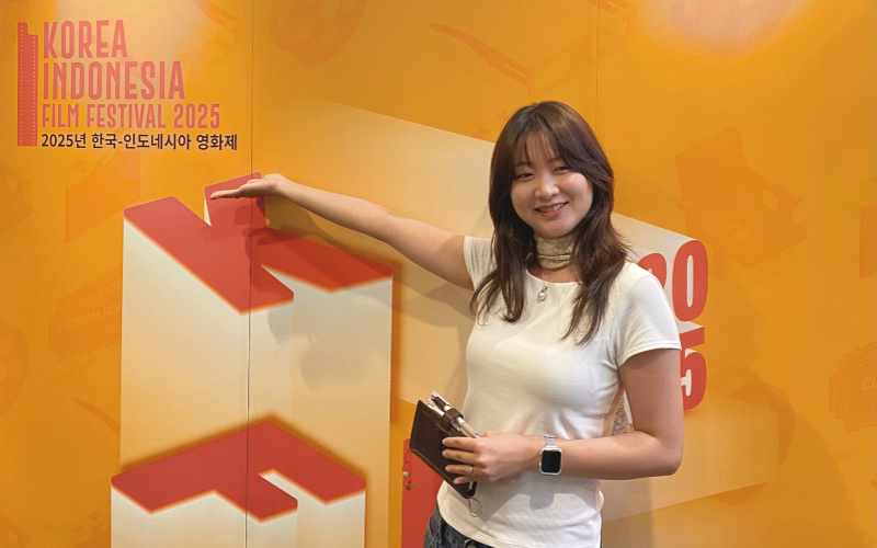 Lim Yoori berfoto di depan poster KIFF 2025. (Annisa Alifadhila) 