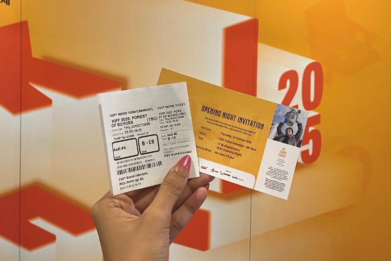 Undangan malam pembukaan KIFF 2025 dan tiket pemutaran film Forest of Echoes. (Annisa Alifadhila) 