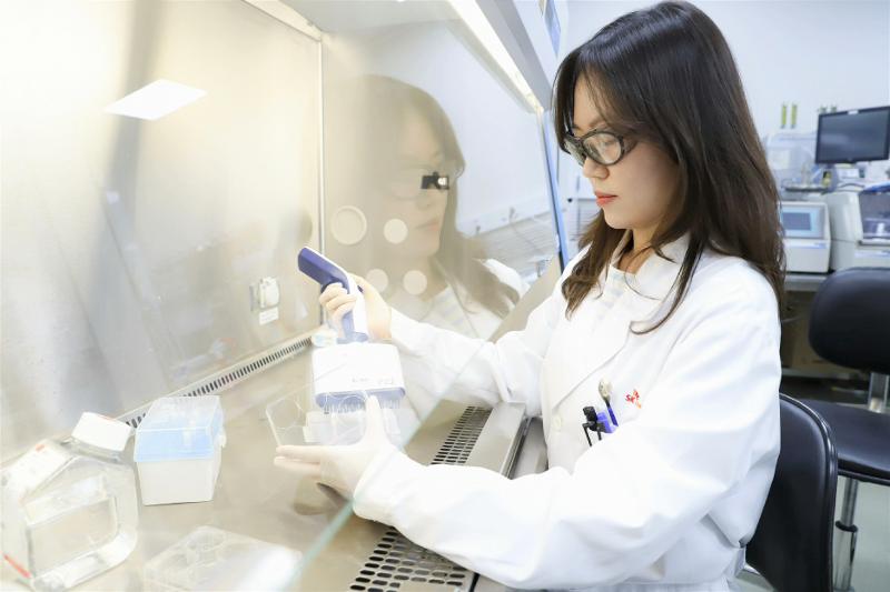 Pasar vaksin Korea diperkirakan akan tumbuh sebesar rata-rata 9,5% per tahun hingga mencapai nilai 1,49 miliar dolar pada tahun 2029. Foto di atas menunjukkan peneliti SK Bioscience yang sedang mengembangkan vaksin. (SK Bioscience)