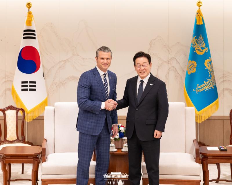 Presiden Lee Jae Myung (kanan) terlihat sedang berjabat tangan dengan Menteri Pertahanan Amerika Serikat, Pete Hegseth, dalam pertemuan di Kantor Kepresidenan Yongsan pada tanggal 4 November 2025. (Kantor Kepresidenan Republik Korea)