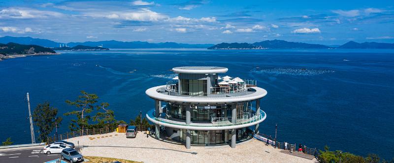 Foto di atas menunjukkan Observatorium Pinggir Laut Mulmi yang terletak di Namhae-gun, Provinsi Gyeongsangnam. Pengunjung bisa menikmati panorama laut di Namhae melalui observatorium ini. (Namhae-gun)   