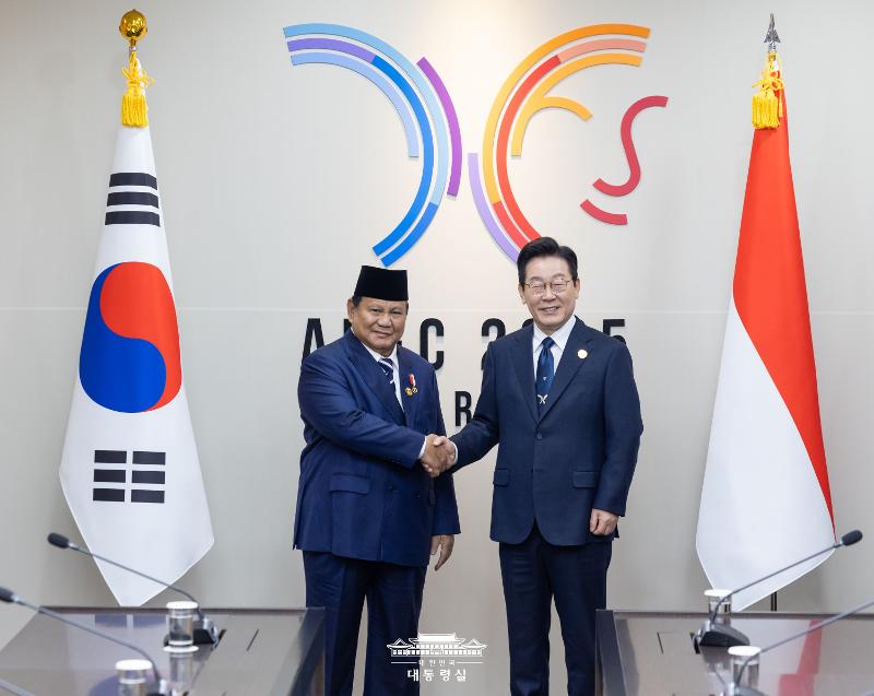 Presiden Lee Jae Myung berjabat tangan dengan Presiden Prabowo Subianto dalam pertemuan yang digelar pada tanggal 1 November 2025 di Gyeongju, Korea. 