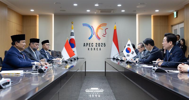 Presiden Lee Jae Myung dan Presiden Prabowo Subianto berdialog dalam pertemuan bilateral yang digelar pada tanggal 1 November 2025 di Gyeongju, Korea. 