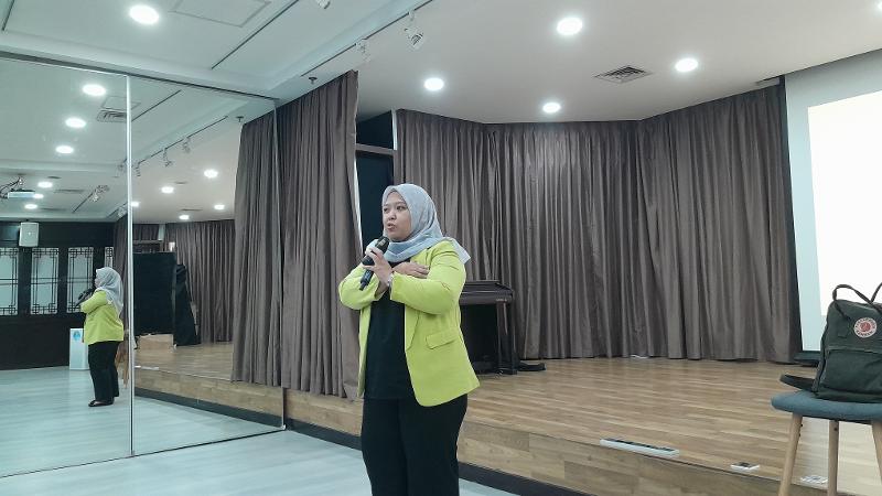 Fitri Meutia menyampaikan materi terkait kesalahan umum penggunaan tata bahasa Korea oleh penutur asing dalam kuliah khusus yang digelar pada tanggal 5 November 2025 di KCCI. 