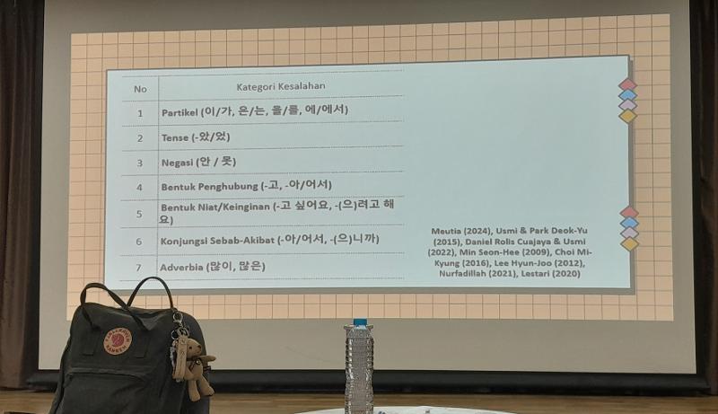 Fitri Meutia menyampaikan beberapa kesalahan umum penggunaan tata bahasa Korea oleh penutur asing dalam kuliah khusus yang digelar pada tanggal 5 November 2025 di KCCI. 