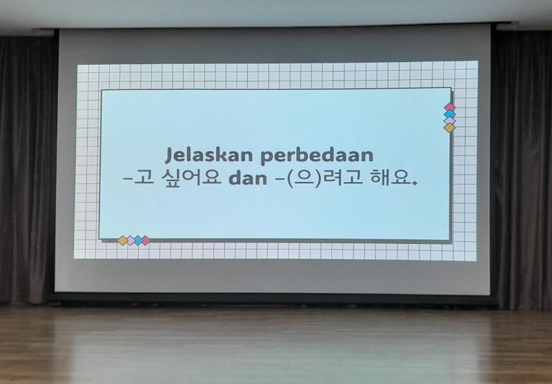 Fitri Meutia memberikan kuis kepada para peserta yang hadir dalam kuliah khusus yang digelar pada tanggal 5 November 2025 di KCCI. 