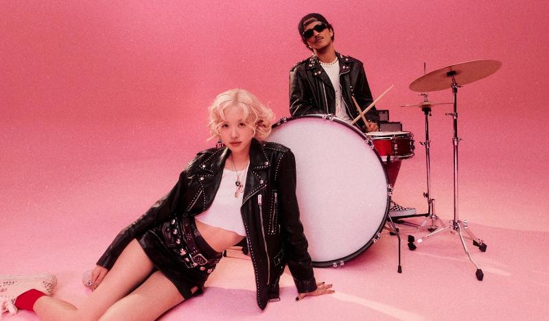 APT. yang dinyanyikan oleh ROSE dan Golden yang merupakan OST film Kpop Demon Hunters masuk ke dalam nominasi akhir penghargaan GRAMMY. Foto di atas menunjukkan Rosé BLACKPINK (kiri) dan Bruno Mars. (THEBLACKLABEL) 