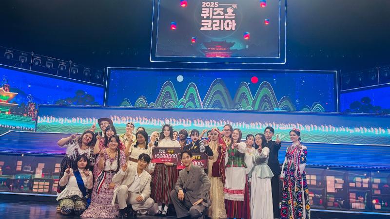 Para peserta Quiz on Korea 2025 berfoto bersama setelah menyelesaikan proses syuting pada tanggal 7 September 2025 di KBS Hall, Yeouido, Seoul. 