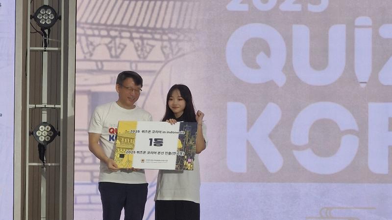Rizqy Intan Amallia menjadi juara 1 Quiz on Korea dalam babak penyisihan di Indonesia. 