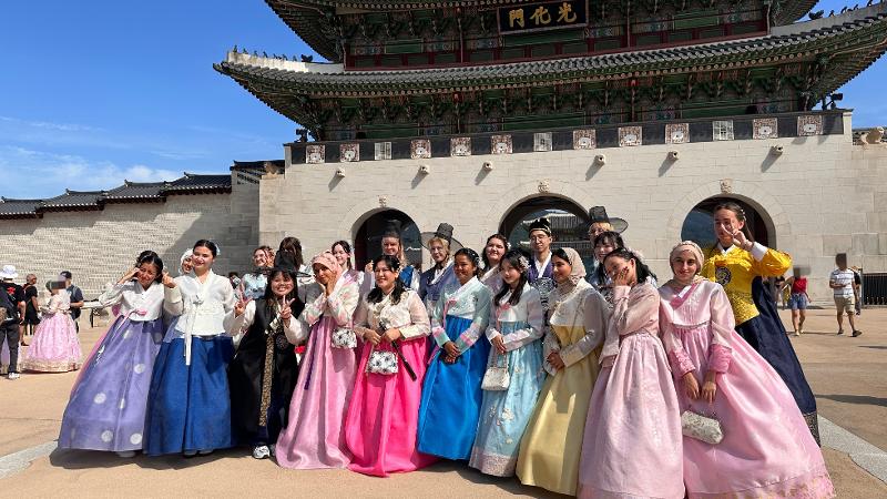 Rizqy Intan Amallia berfoto bersama peserta Quiz on Korea dari negara lain. 