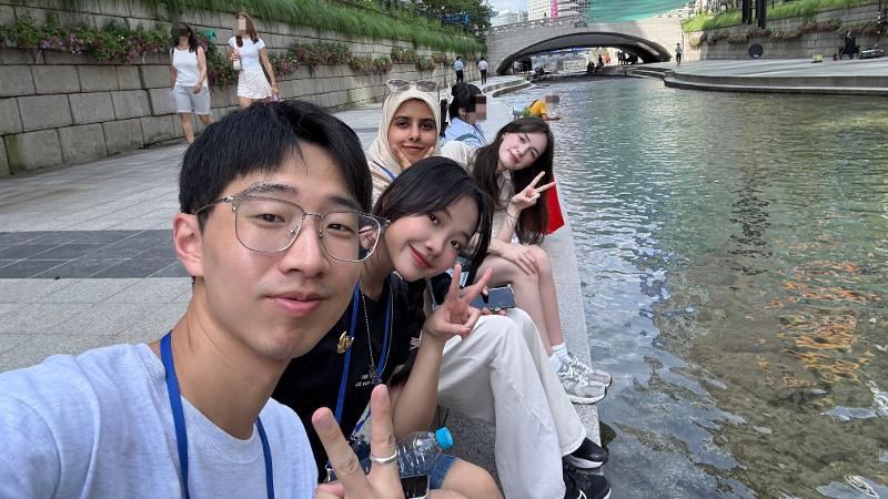Rizqy Intan Amallia berfoto bersama peserta Quiz on Korea dari negara lain menikmati waktu di Cheonggyecheon. 