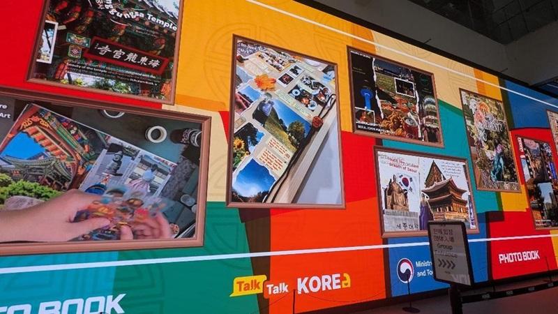 Karya para pemenang kontes Talk Talk Korea 2025 dari juara 1 hingga 5 turut memeriahkan K-Wave Festival 2025 dengan dipamerkan di dinding media panoramik HiKR Ground Seoul. (Marylee Loya) 