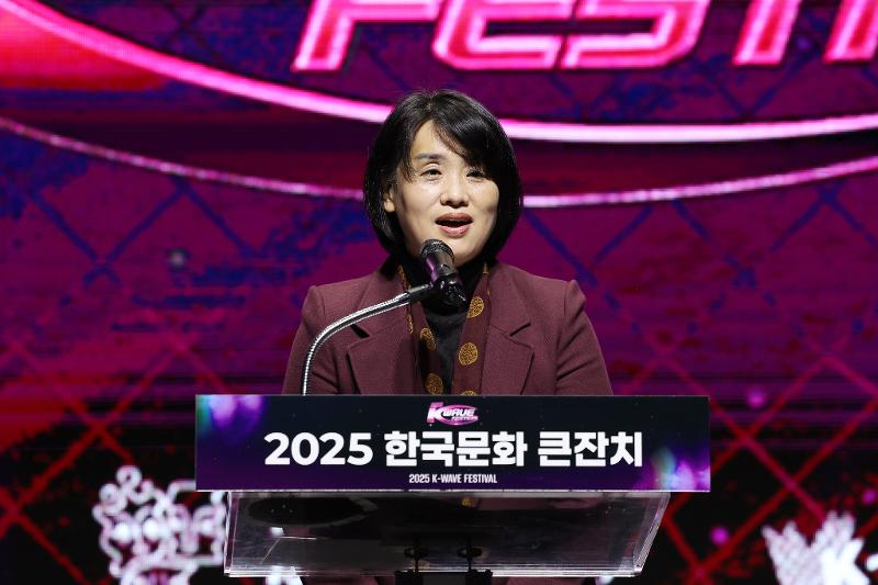 Chae Su-hee, Direktur Jenderal Biro Hubungan Masyarakat Global dari Kementerian Kebudayaan, Olahraga, dan Pariwisata Korea memberikan kata sambutan untuk K-Wave Festival 2025. (Lee Jeong Woo dari Korea.net) 