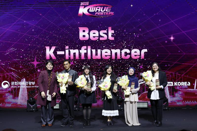Direktur Jenderal Biro Hubungan Masyarakat Global Chae Su-hee, berfoto bersama K-Influencer terbaik tahun 2025. (Lee Jeong Woo dari Korea.net) 
