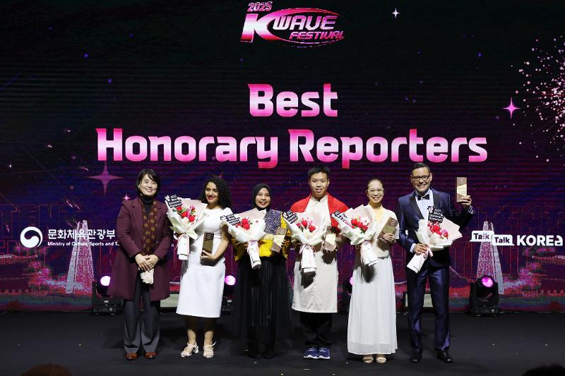 Direktur Jenderal Biro Hubungan Masyarakat Global Chae Su-hee, berfoto bersama para Wartawan Kehormatan Korea.net terbaik tahun 2025. (Lee Jeong Woo dari Korea.net) 