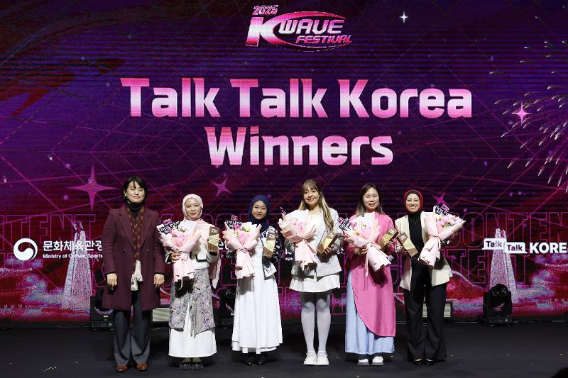Direktur Jenderal Biro Hubungan Masyarakat Global Chae Su-hee, berfoto bersama para pemenang kontes global Talk Talk Korea tahun 2025. (Lee Jeong Woo dari Korea.net)  