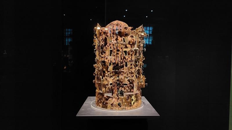 Selain mahkota emas, Museum Nasional Korea juga menyimpan mahkota perunggu berlapis emas dari Dinasti Silla pada abad ke-5 hingga ke-6.