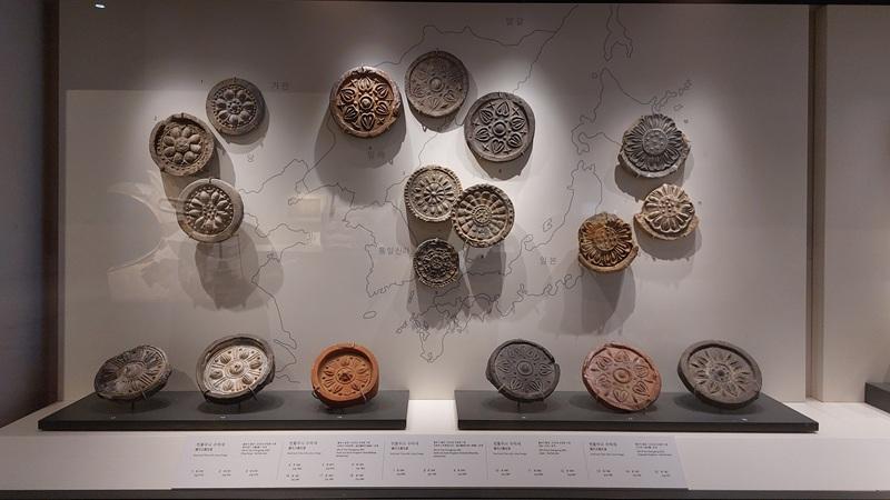 Pengunjung dapat menemukan banyak artefak berupa pecahan ujung atap bermotif bunga teratai di Museum Nasional Korea. 