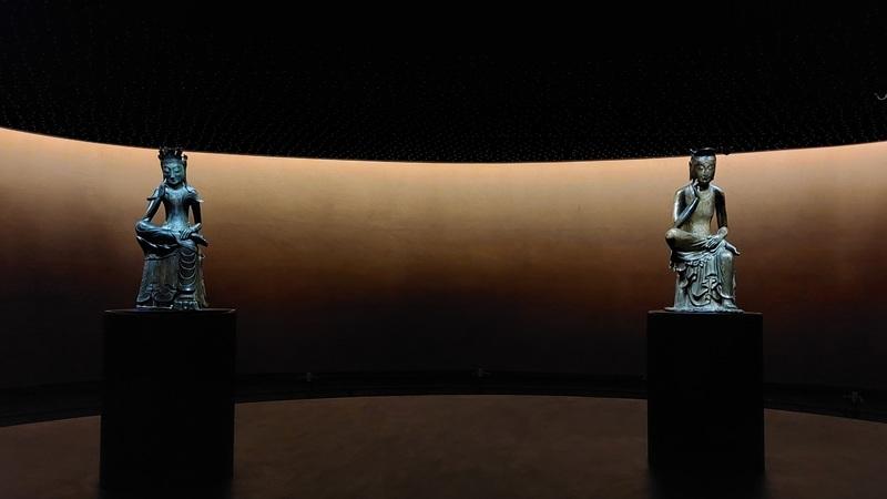 Dua patung perenung dalam Ruang Kontemplasi Sunyi. 