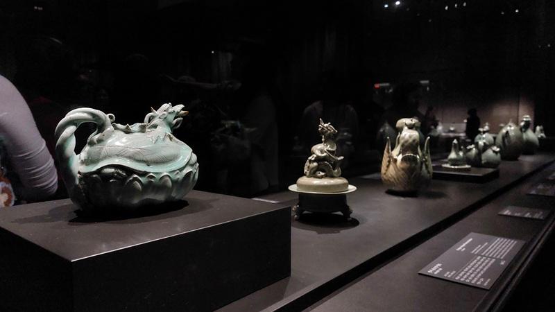 Beberapa kerajinan seladon yang dipamerkan di Museum Nasional Korea menampakkan keindahan buah tangan pengrajin keramik Korea pada masa lampau. 
