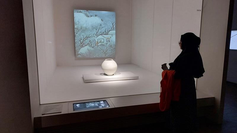 Salah satu kerajinan porselen putih era Dinasti Joseon dinamakan Guci Bulan karena bentuknya yang menyerupai bulan purnama.  