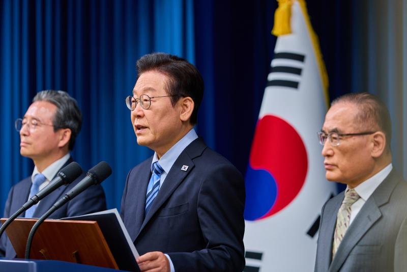 Presiden Lee Jae Myung (tengah) mengumumkan lembar fakta bersama antara Korea-AS pada tanggal 14 November 2025 di ruang konferensi pers Kantor Kepresidenan Republik Korea, Yongsan-gu, Seoul. Lembar fakta tersebut berisi kesepakatan akhir antara kedua negara. (Facebook resmi Presiden Lee Jae Myung)  