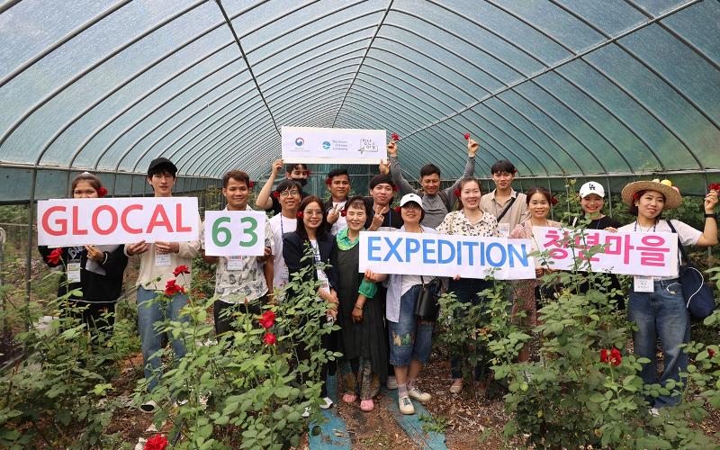 Para peserta Glocal63 Expedition edisi K-Farm yang digelar pada tanggal 13 Juli 2025 di Eumseong-gun, Provinsi Chungcheongbuk, berfoto bersama sebagai kenang-kenangan. (Glocal Town)