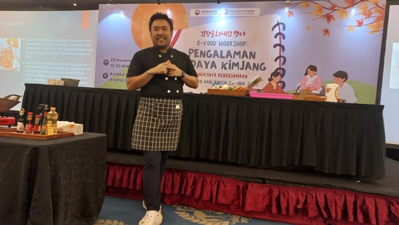 Juru masak Jo Ardis mengisi acara K-Food Workshop: Pengalaman Budaya Kimjang pada hari Kamis (20/11/2025) di Astaka Ballroom, Artotel Gelora Senayan, Jakarta. 