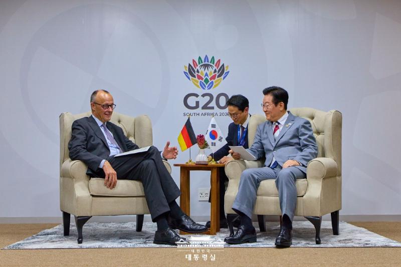 Presiden Lee Jae Myung (kanan) terlihat sedang menggelar pertemuan bilateral dengan Kanselir Jerman, Friedrich Merz, pada tanggal 22 November 2025 (waktu setempat) di Johannesburg Expo Center, Afrika Selatan.