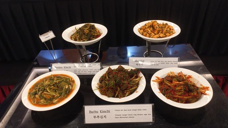 Berbagai jenis kimci dipamerkan dalam acara K-Food Workshop: Pengalaman Budaya Kimjang pada hari Kamis (20/11/2025) di Astaka Ballroom, Artotel Gelora Senayan, Jakarta. 