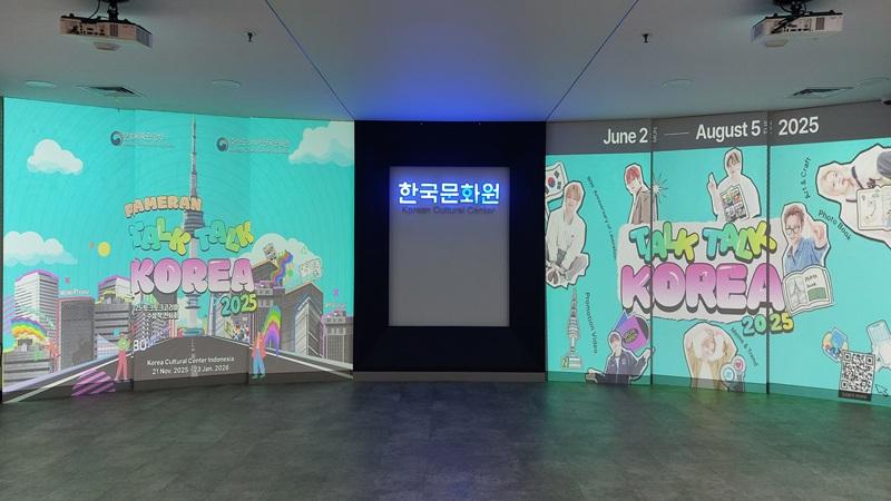 Proyeksi dinding Pameran Talk Talk Korea 2025 menampilkan karya pemenang yang menghiasi Lobi KCCI dengan pengalaman visual yang unik. 