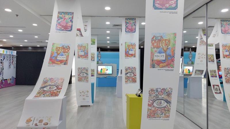 Deretan karya pemenang kategori Art & Craft menjuntai indah di area pameran. 